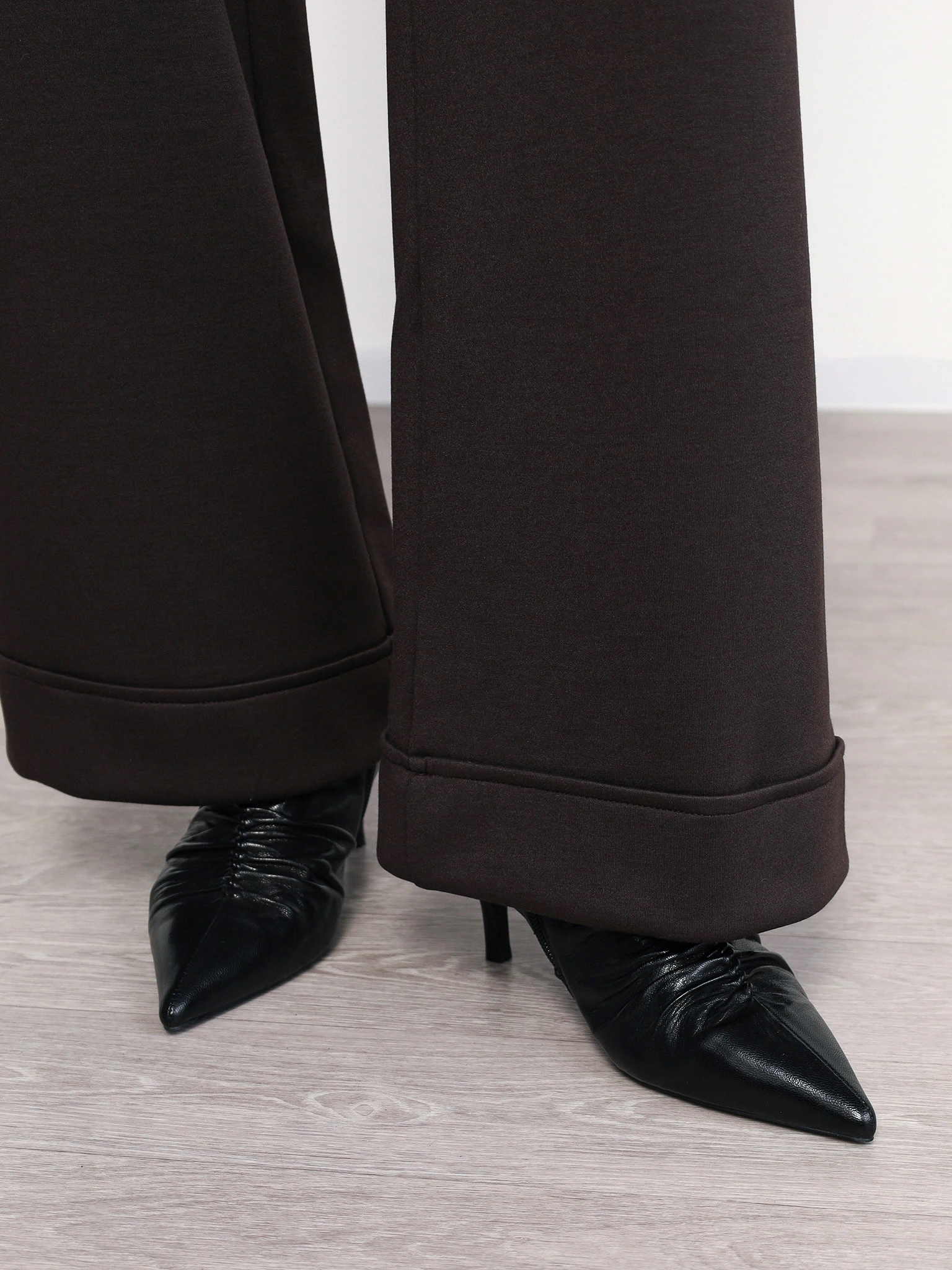 Брюки трикотажные темно-коричневого цвета расклешенного кроя